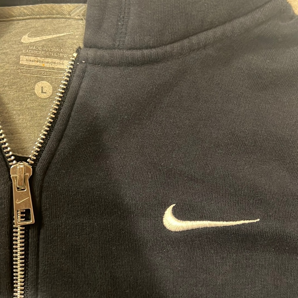 navy blue vintage nike zip up.